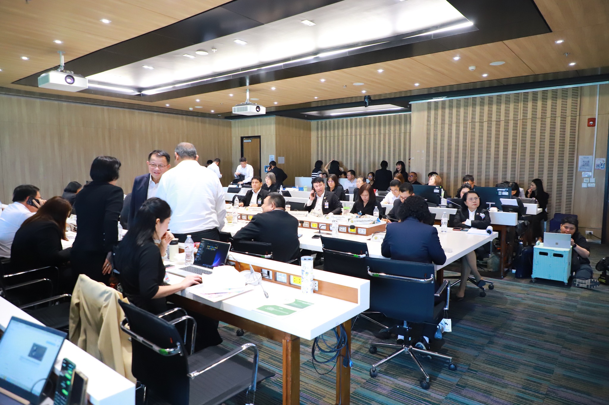 title - ส.ป.ก. ร่วมติดตามและรับฟังการประชุมสภาผู้แทนราษฎร